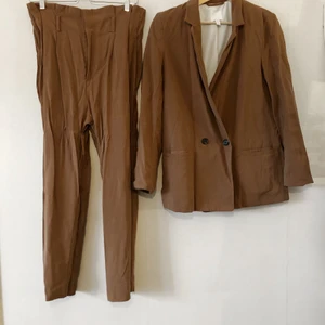 Kostymset / H&M / Brun - Byxor är storlek 40 och kavaj är 38. Se bild 3 för slitage.
