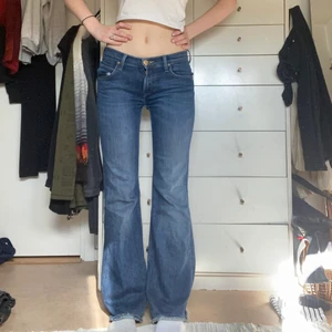 Perfekta lågmidjade bootcuts - Jeans me låg midja p bootcut i blå färg! Från Lee! Midjemått 75cm innerben: 80 cm❤️❤️ liten slitna nere vid foten men annars prima skick!!
