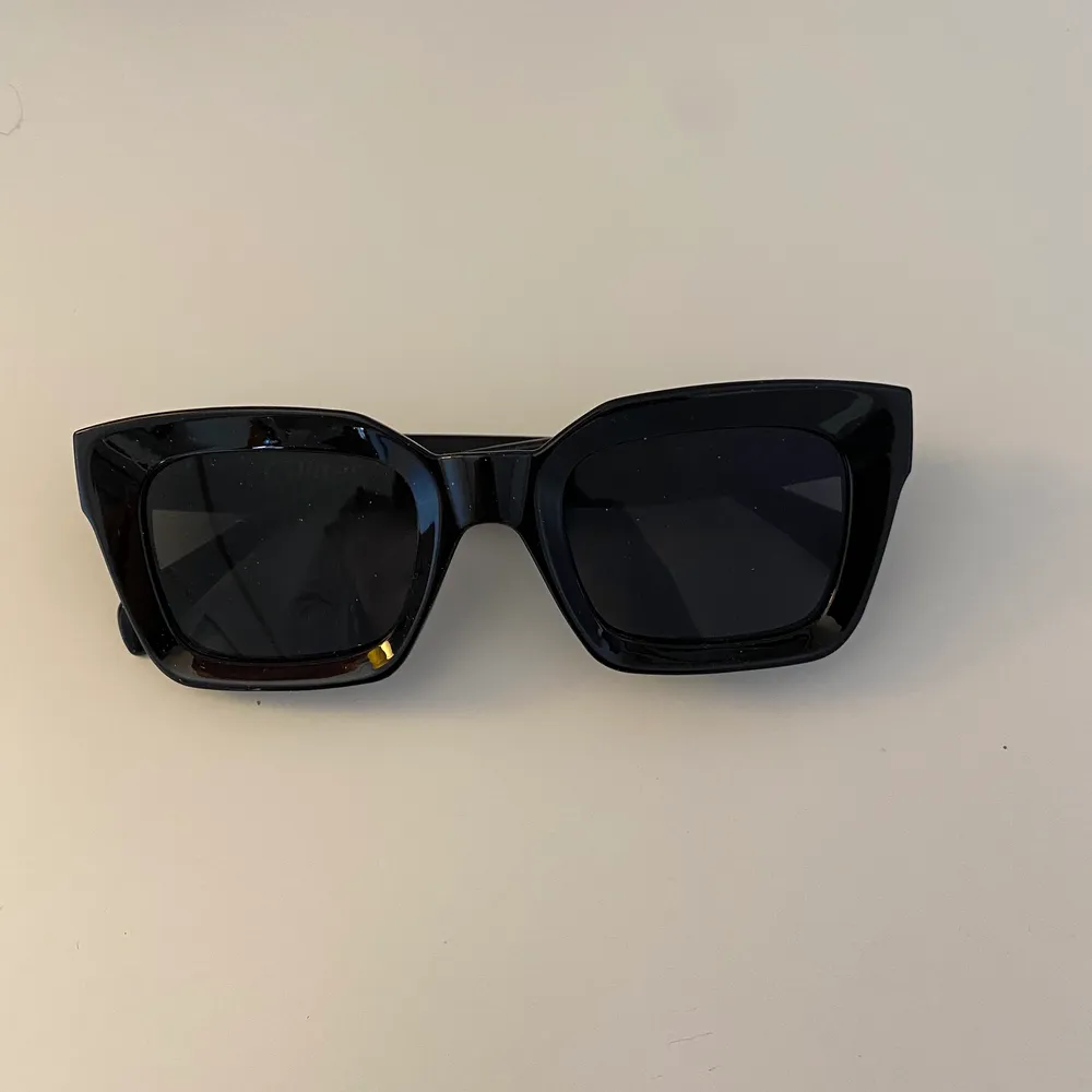 Säljer dessa helt oanvända solglasögonen från Glitter. Kontakta gärna mig för fler bilder eller vid frågor💗. Accessoarer.