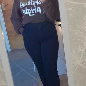 Gant  - Detta är ett par äkta Gant kostymbyxor och dem använt 1 gång men inte mer än det, Och dem har bara legat i garderoben sen dess. Jag köpte dem för 400 kr så nu säljer jag dem för 350 kr 