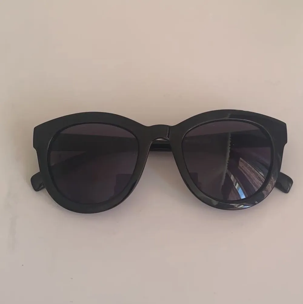 Säljer ett par svarta solglasögon. Knappt använda och är i bra skick!. Accessoarer.