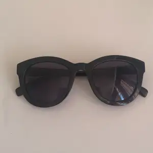 Säljer ett par svarta solglasögon. Knappt använda och är i bra skick!