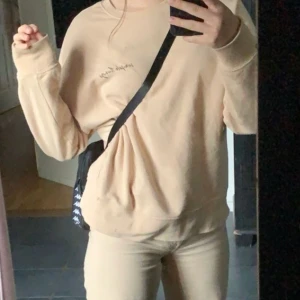 Kappa väska  - En svart kappa väska ifrån zalando, använd 1 gång sedan kom den aldrig till användning igen. Axelväska som går att ändra längd på! 