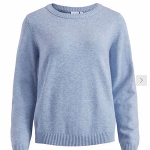 Vila tröja - Världens skönaste tröja från vila💕Använd 2 gånger, säljer då jag inte passa i färgen💕 Plagget är i storlek L men sitter bra på mig som är s/M också✨Skriv vid intresse✨