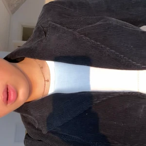 Manchester kavaj - Hej! Säljer denna läckra kavajen i manchestertyg! Den är skräddarsydd vilket ger den en elegant look! Funkar lika bra till vardags som till finare tillfällen! Tveka inte att höra av dig vid frågor och intresse!🥰❤️