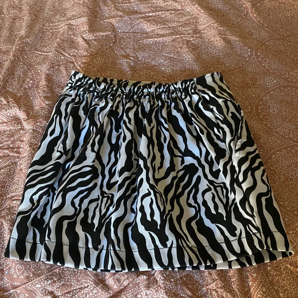 Super cool zebra kjol !! Gullig och bekväm 💕💕 passar XS-S och vissa med M :)) säljer billigt för kommer inte till användning och tar massa plats 💕 köparen står för frakt (45kr) kontakta gärna vid intresse !🥰🥰. Kjolar.