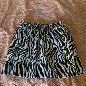 Super cool zebra kjol !! Gullig och bekväm 💕💕 passar XS-S och vissa med M :)) säljer billigt för kommer inte till användning och tar massa plats 💕 köparen står för frakt (45kr) kontakta gärna vid intresse !🥰🥰