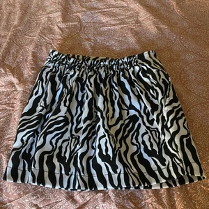 Gullig zebra Kjol 🥰 - Super cool zebra kjol !! Gullig och bekväm 💕💕 passar XS-S och vissa med M :)) säljer billigt för kommer inte till användning och tar massa plats 💕 köparen står för frakt (45kr) kontakta gärna vid intresse !🥰🥰