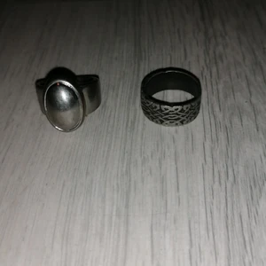 Två stycken ringar. "viking-stil".  - Hej! Testar att sälja dessa två ringar i lite viking/fornnordisk/fantasy-stil. Jag har inte burit någon av dem på många år och jag vet inte vilken typ av metall-sammansättning eller vilken storlek det är, tyvärr. De är små i storleken men det finns möjlighet att skicka tillbaka och få pengarna tillbaka om de inte skulle passa. Paketpris 60kr eller 50kr styck.