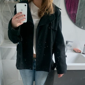 Svart kappa - Säljer denna as snygga kappa! Väldigt trendig och passar nu till våren/sommaren! Använd ett fåtal gånger eftersom jag köpt en ny nu👍🏻 💕