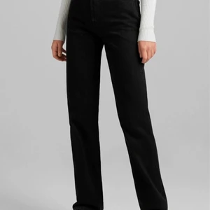 Svarta Jeans i storlek 38 - Ett par svarta jeans i storlek 38, aldrig använda pga att de var för stora och aldrig han skicka tillbakas. Byxorna är pösiga/lite vida i benen.