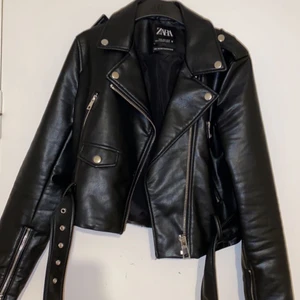 Skinnjacka från Zara - Säljer då den inte kommer till användning, fint skick då den är använd fåtal gånger. Frakt tillkommer! Storlek S