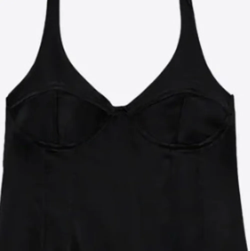 En så fin svart klänning i glättat tyg från Zara med ”kupdetaljer” i storlek M men skulle nog säga att storleken beror helt på bröst storlek, och klänningen för övrigt mer är typ en S💕Prislapp är kvar. Klänningar.