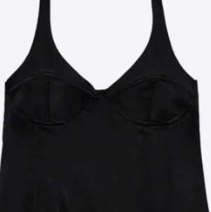 En så fin svart klänning i glättat tyg från Zara med ”kupdetaljer” i storlek M men skulle nog säga att storleken beror helt på bröst storlek, och klänningen för övrigt mer är typ en S💕Prislapp är kvar
