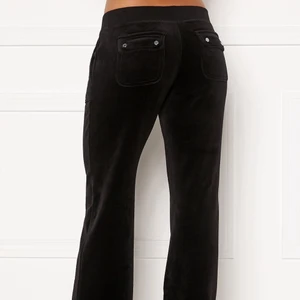 Juicy Couture  - Säljer mina svart juicy couture byxor! Jätte bra skick men används knappt. Köpta för 1-2 månader sen💘💘 Vill du ha egna bilder eller frågor så skriv gärna!💘