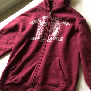 One of one Hoodie ”WOLF OF” Zip (M) - Säljer min one of one hoodie. Använd 4-5 gånger tävttad 2 gånger snören finns med har bara tagit bort dem tillfälligt. Köpt för 1080kr och släpper den för 1000kr Alla stenar sitter kvar. Storlek M och sitter TTS