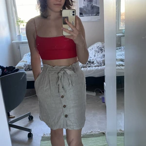 Kjol i linne - Somrig linnekjol med fina knappar och fickor. Passar perfekt en varm sommardag! Går att ha med eller utan band. Köpte den second hand förra sommaren men använde den aldrig, vilket även är anledningen till att jag säljer den, men den har mycket potential!💕