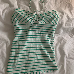 Supergulliga topp - Supersöt randig topp som man kan knyta antingen som en rosett eller i nacken🤩