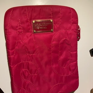 marc by marc jacobs fodral ipad - säljer ett super fint ipad fodral till ipad . till dom större inte mini ipad.