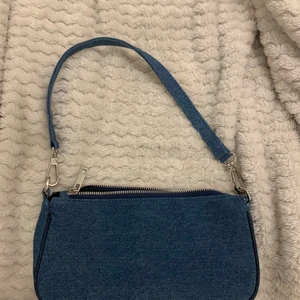 Väska - En super söt jeans väska från zara medföljer längre band om man skulle vilja byta ut bandet på väskan. Väskan är i bra skick och har knappt användts