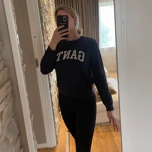 Gant sweatshirt stl S - Säljer min marinblåa gant tröja i storlek S. Den är i nyskick och är jätteskön i materialet. Nypris 899kr