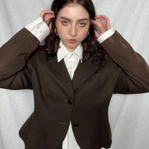 BRUN KAVAJ - Säljer min fina fina kavaj i mockaimitation! Oversize på mig som är xs/s skulle säga att storlek är M