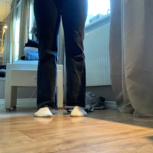 Högmidjade svart jeans  - Svarta högmidjade svart jeans från monki i fint skick. Säljer på grund av att dom börjar bli för stora. Gratis frakt 