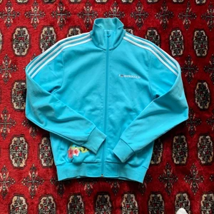 Adidas zip tröja - Snygg adidas zip tröja ”Honolulu” med tryck samt brodering i perfekt kvalitet! Passar S i herr eller M i dam