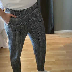 Pieces mjuka kostymbyxor  - Rutiga kostymbyxor, mjuka med resår midja. 