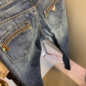 Guess low jeans - Super snygga lågmidjade guess jeans! Köpare står för frakt. Osäker på om ja vill sälja så kom me bud 