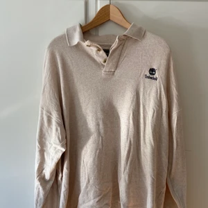 Timberland tröja med krage - Jättefin Timberland tröja med krage och knappar! Snygg till jeans, kjol, kostymbyxor osv. Perfekt till våren och sommarkvällar då den inte är alltför varm ❤️‍🔥 passar många storlekar beroende på önskad passform! Spårbar frakt: 66kr