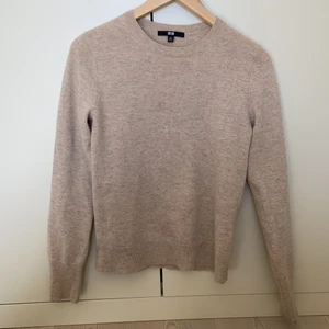 Kashmir tröja - Säljer denna fina biegea Kashmir tröja. Den är i nytt skick och jag har använt den sparsamt❣️