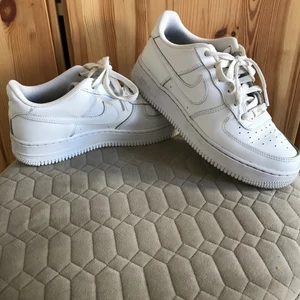 Nike air force 1 WHITE strl 38 - Mycket bra skick! Använda ett fåtal gånger. Lite creases framtill som det blir på air forces (se bild). Förskottsbetalning via swish endast. Skickas med postnords ”skicka lätt” spårbart senast dagen efter betalning. 