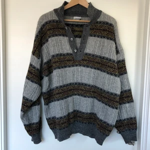 Stickad tröja  - Oversize stickad tröja , jättemjuk och mysig! Köpt på second hand 