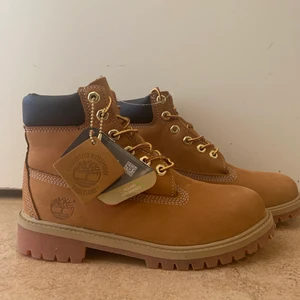 TIMBERLAND - Helt nya skor från Timberland. Aldrig använt de alltså helt nya. Prislapp är kvar. Nypris 1399kr säljer den för 650❣️storleken är 37 