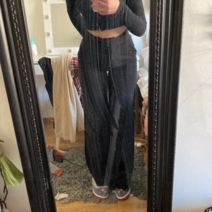 Kostymbyxor  - Säljer mina så snygga kostymbyxor från HM, i storlek 36, sitter så sjukt snyggt både upptill och nertill. Har använts fåtal gånger.🤎 köpare står för frakt. Skriv om du vill ha fler bilder!  🥰