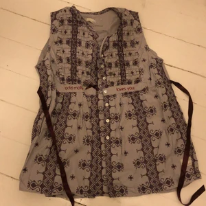 odd molly väst - söt odd molly väst. Najs plagg att styla. Sitter som en s ksk. 90kr bra skick