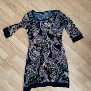 Klänning  - Bekväm klänning, snygg till vardagseller fest, köpt från BonPrix, trekvartsärm. Fin både som den är eller till ett par byxor.