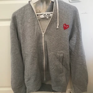 Comme Des Garçons Play zip hoodie  - Säljer denna hoodie pga att den är för liten för mig (storlek L, men sitter som M då den är rätt liten i storleken) knappt använd, så nästintill nyskick.