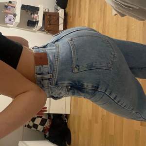 Zara jeans som Inte säljs längre! De är mot de högmidjade hållet, använt Max 3 gånger. Säljer de pga ingen användning längre. Byxorna är i storlek 32! Nypris 460kr. ⭐️