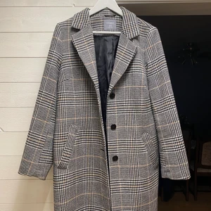 Rutig kappa  - Säljer min rutiga kappa från Lindex i strl M. Knappt använd så den är i superfint skick! Nypris 799kr - mitt pris 250kr. Fraktkostnad tillkommer! 