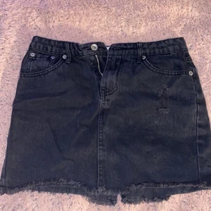 Svart jeanskjol - Säljer denna svarta jeanskjol då den tyvärr blivit för liten. Passar er som har storlek xs.