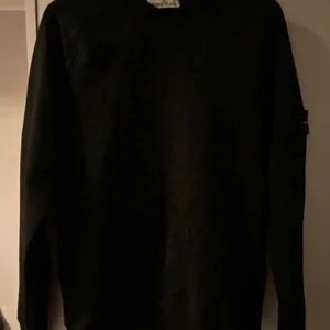 Stone island sweetshirt - Stone island sweetshirt i fint skick lite tvättat och sparsamt använd. Storlek M