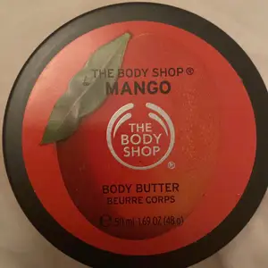 Jag säljer en helt ny och oanvänd body butter med smak av mango köpt från the body shop hoppas du vill köpa 💗☀️
