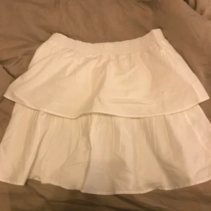 Volankjol - Helt oanvänd volangkjol ifrån monki. Har legat i garderoben sedan i somras. Storlek M🤍