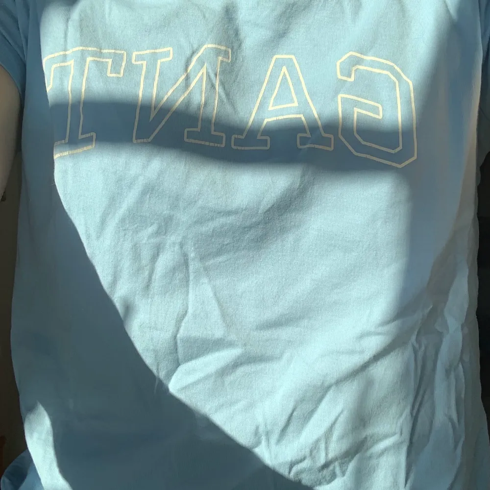 Jag säljer min Gant T-shirt då den inte kommer till användning längre. Bra skick o fin blå färg, pris kan diskuteras. T-shirts.