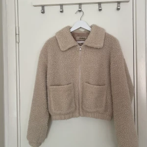 Beige Teddyjacka - Köpt från Pull&Bear 2020. Storlek M. Använde den väl då och då förr, men inte lika mycket längre. Den är jättemysig och inte tillräckligt varm för vintern, men perfekt nu när våren börjar!