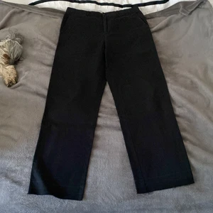 Giovani byxor - Ett par sköna straight/wide leg byxor. Sjukt najs fit, har tagit ner hemmen för att göra de lite längre och snyggare men kommer tyvärr inte till användning längre. Bara att skriva om ni har några frågor ✨🤝☀️