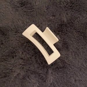 Hårklämma - Superfin hårklämma som även finns i svart⚡️⚡️⚡️🖤🤍🖤🧸🖤