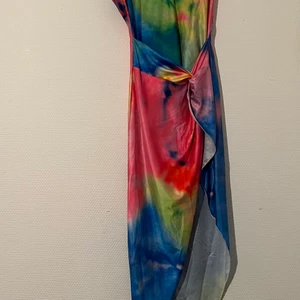 Klänning - Fin sommarklänning i Stretchin material storlek S/M. Använd 1 gång 